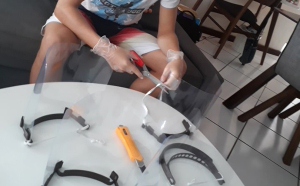 Un jeune imprime des masques en 3D pour le personnel de santé