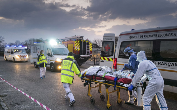 Coronavirus: près de 300 nouveaux décès en France, importantes évacuations