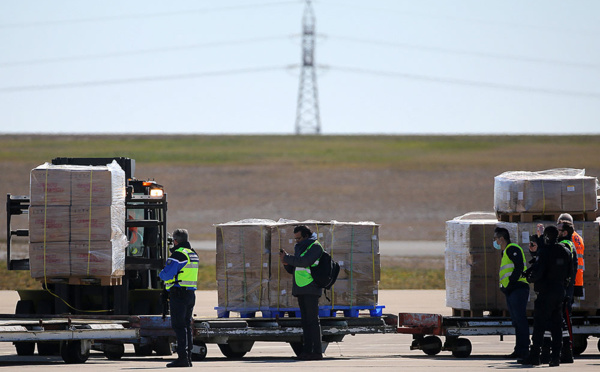 Coronavirus: des masques attendus de Chine pour affronter une épidémie qui s'accélère