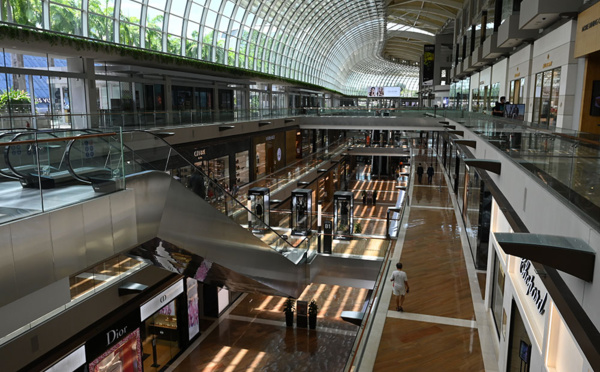 Singapour se résout à fermer écoles et entreprises devant la résurgence du virus