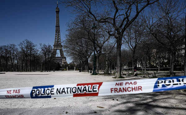 Plus de 10.000 morts en France, le confinement encore resserré