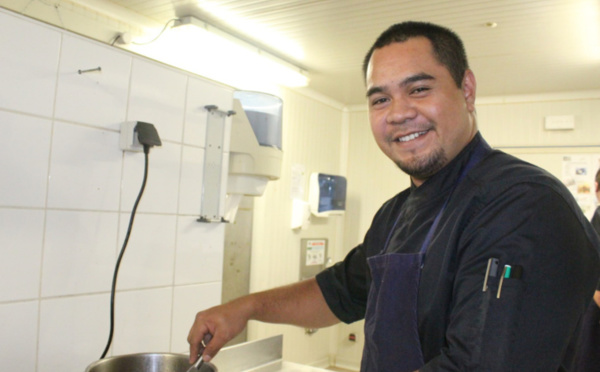 Le cuisinier Puarani Vahaputona en mode confiné
