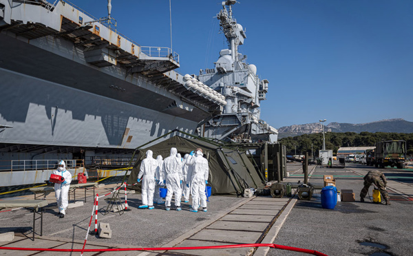 Covid-19: 940 marins positifs sur le Charles de Gaulle et son escorte