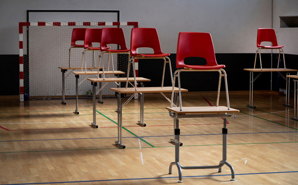 Ecoles: réouverture "par territoire" ou "par moitié de classe" à l'étude