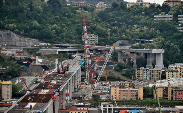 Gênes: "lueur d'espoir" après la pose du dernier tronçon du nouveau pont