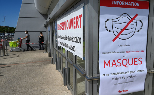 Masques: la grande distribution commence les ventes, sans éteindre la polémique