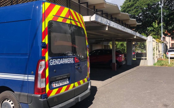 ​Il fracture la mâchoire de son père mourant