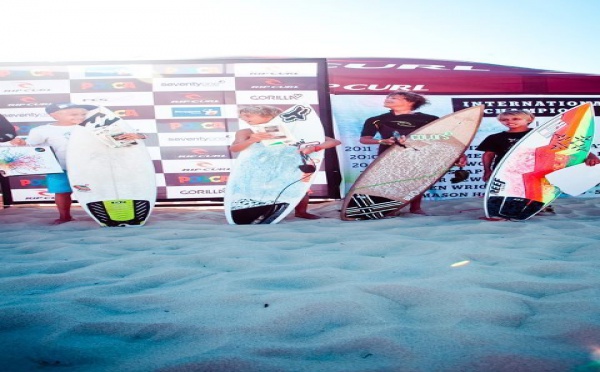 Kauli Vaast dompte les vagues landaises.