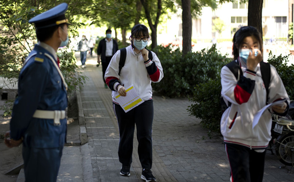 Virus: des collégiens chinois pistés par un bracelet électronique