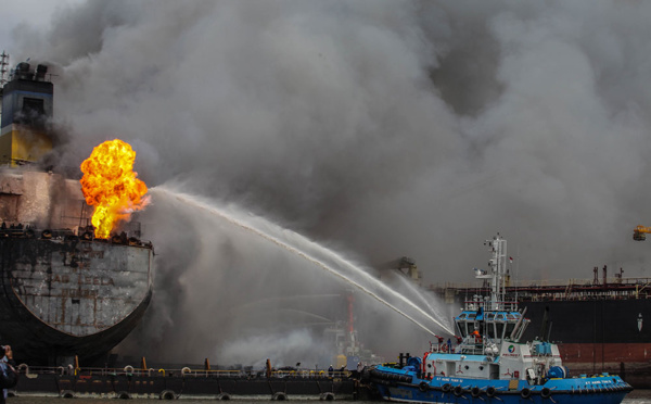 Indonésie: 22 blessés sur un pétrolier en feu, des dizaines de personnes à bord