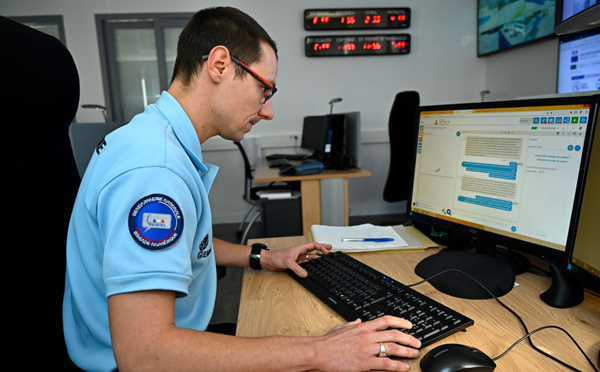 Haine en ligne: le Parlement valide des mesures de lutte controversées