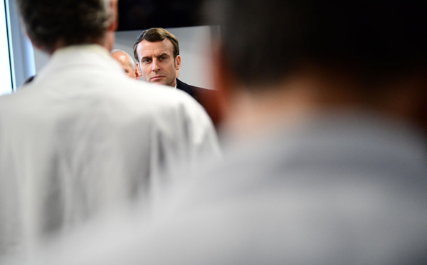 Vivement interpellé, Macron promet d'être "au rendez-vous" sur l'hôpital