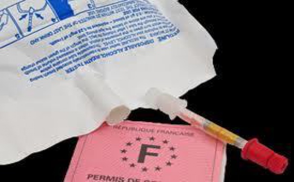 Il se présente à la gendarmerie ivre et au volant de sa voiture malgré son retrait de permis