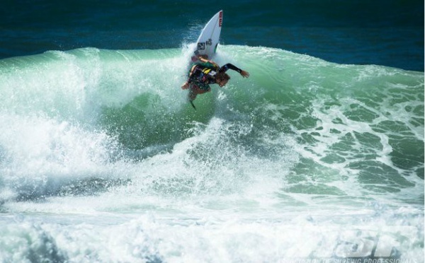 Lacanau Pro : le tahitien Steven Pierson se rapproche des 1/4 de finale