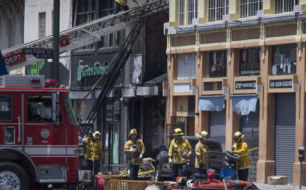 Onze pompiers blessés dans un incendie à Los Angeles