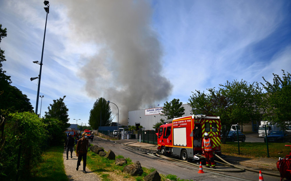 Important incendie dans un entrepôt mitoyen de la "première" usine de masques d'Ile-de-France