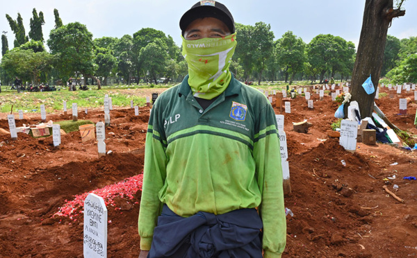 Course contre le virus la peur au ventre dans un cimetière de Jakarta