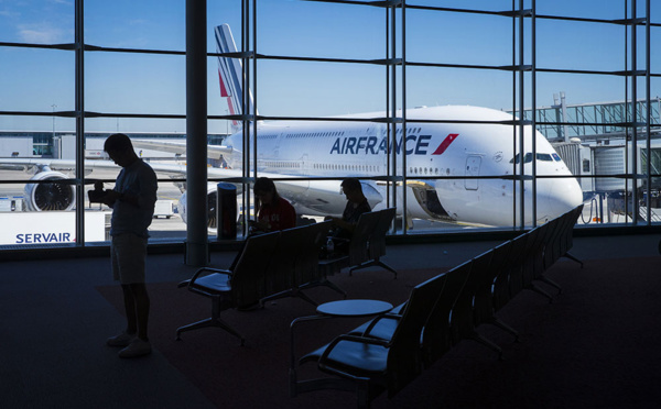 Télé et sport sur le parking: des étudiants ultramarins en confinement près de Roissy