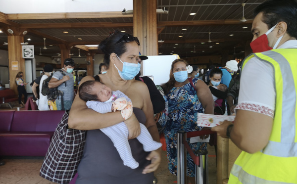 Emotion et sourires masqués à l’embarquement d’Air Tahiti