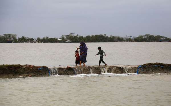 Au Bangladesh, inondations et larmes une semaine après le cyclone Amphan