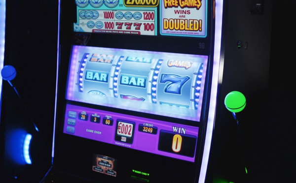 Les casinos pourront rouvrir mardi, mais uniquement avec les machines à sous