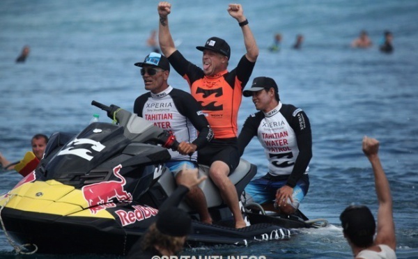 Billabong PRO 2012, belle victoire pour Mick Fanning, controverse sur le web