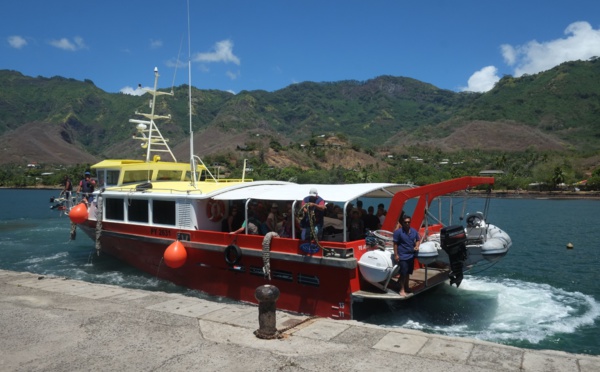 Navire mixte en vue pour les Marquises Nord