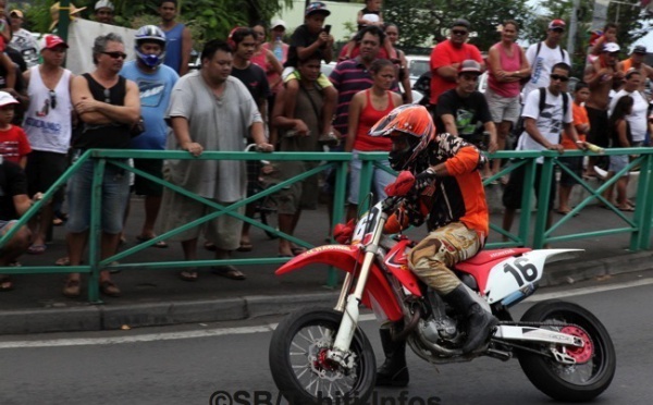 RUN: Démonstration de moto Supermotard à Pirae