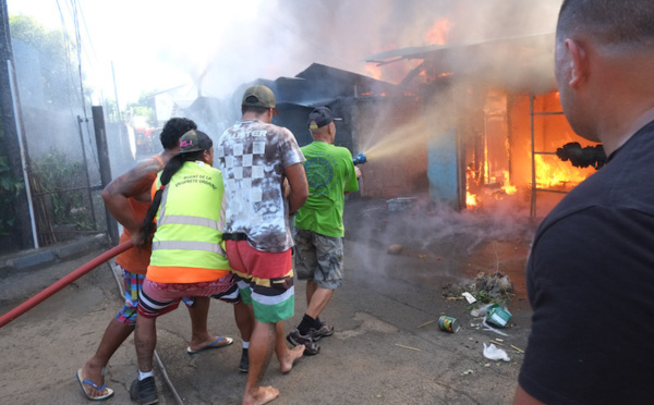 Les clichés de l'impressionnant incendie du quartier Apahere