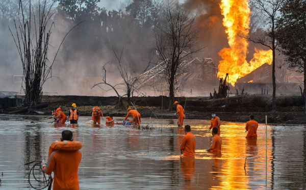 Inde: 7.000 personnes évacuées de la zone d'un puits de pétrole en feu