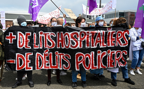 "Masqués mais pas muselés", des milliers de soignants manifestent partout en France