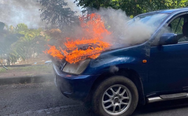 Une voiture prend feu à Punaauia
