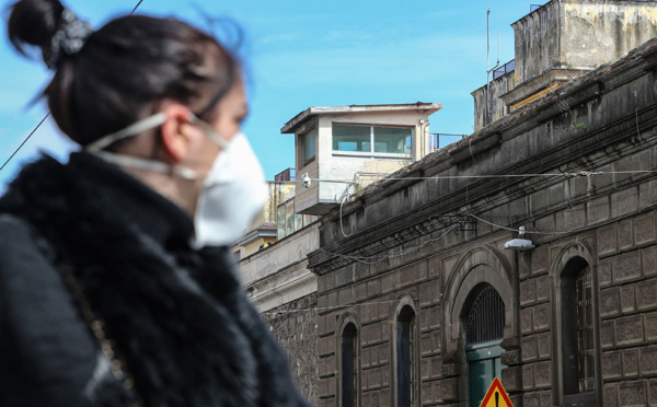 Italie: l'armée envoyée en renfort sur un nouveau foyer du virus près de Naples