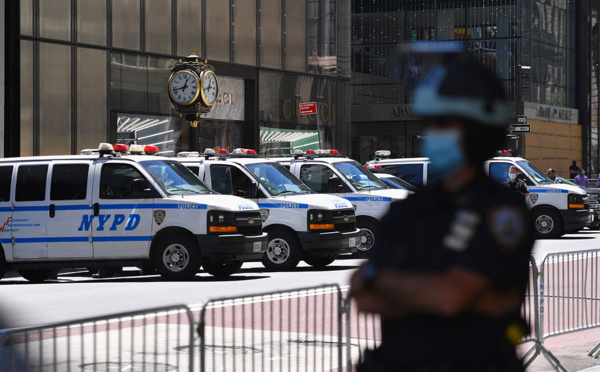 Un policier new-yorkais inculpé pour une prise d'étranglement, désormais illégale