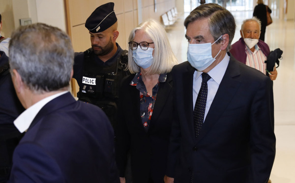 Emplois fictifs: l'ex-Premier ministre François Fillon condamné à deux ans de prison ferme