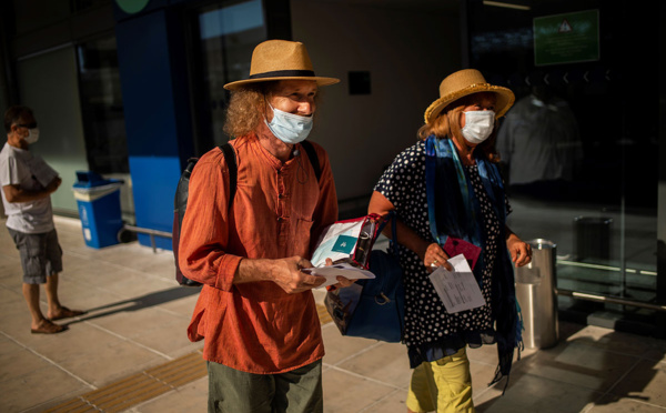 "Enfin", les touristes déferlent sur Corfou à bord des premiers vols internationaux