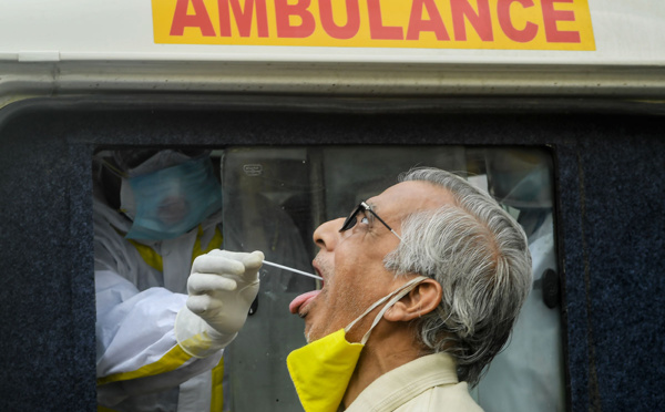 Inde: une centaine de cas de Covid-19 après un mariage suivi de funérailles