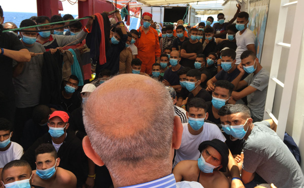 Les 180 migrants de l'Ocean Viking attendent leur transfert au large de la Sicile