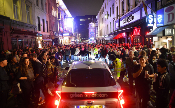 Nuit festive "hors de contrôle" en Angleterre, après la réouverture des pubs