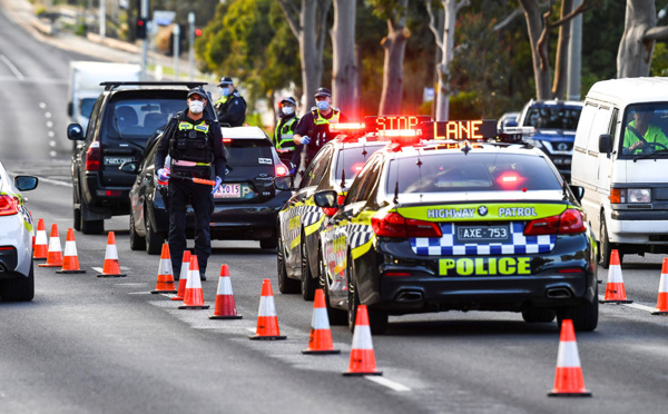 A Melbourne, les habitants se ruent dans le supermarchés avant d'être confinés