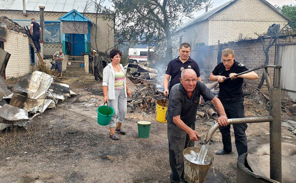 Feux en Ukraine: 5 morts dans un village dévasté, l'espoir repose sur la météo