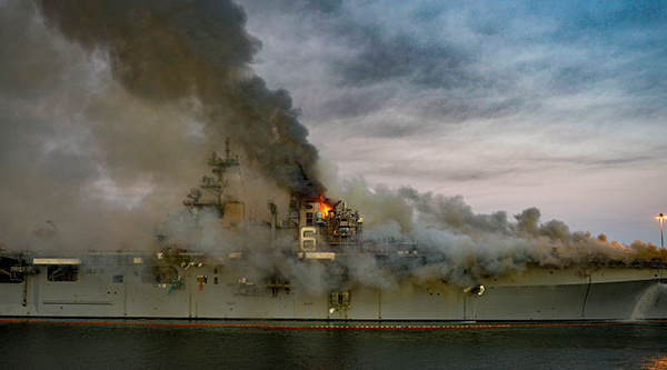 Spectaculaire incendie à bord d'un navire militaire en Californie