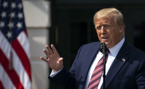 Le virus finira par "disparaître": Trump persiste et signe