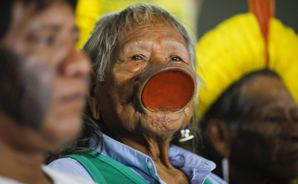 Brésil: le cacique Raoni dans un état "stable" après une transfusion sanguine