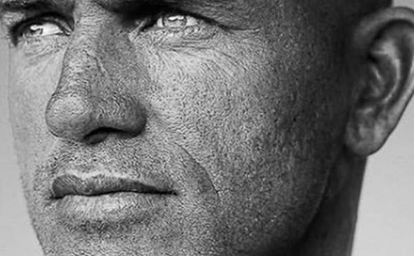 ​Kelly Slater appose sa marque à Teahupo’o