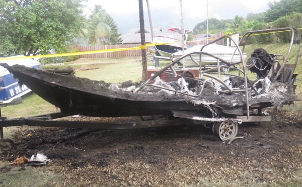 ​Un bateau incendié à Moorea