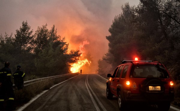 En Grèce, les pompiers luttent contre un violent incendie de forêt