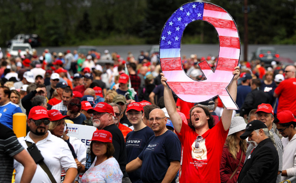 "QAnon", une armée de complotistes qui veulent faire réélire Trump