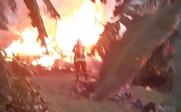 ​Une maison part en fumée à Papara