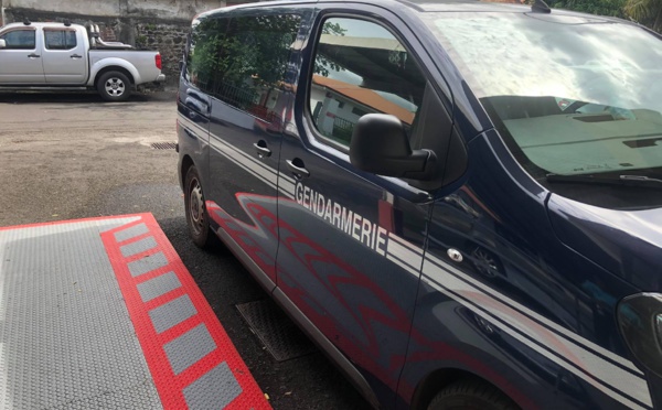 Il "fracasse" sa mère pour la "recadrer"